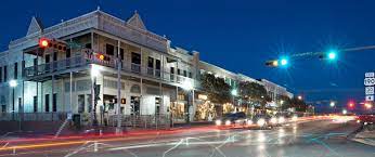 A photo of downtown Huntsville, TX at night
